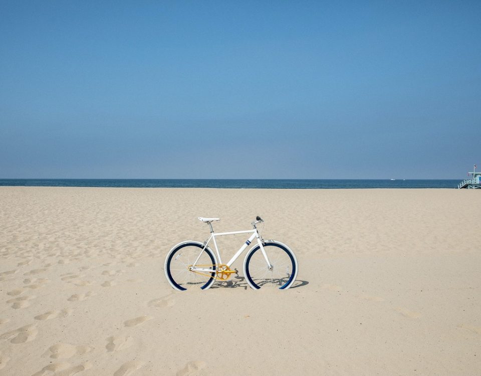 cuidar da bicicleta na praia